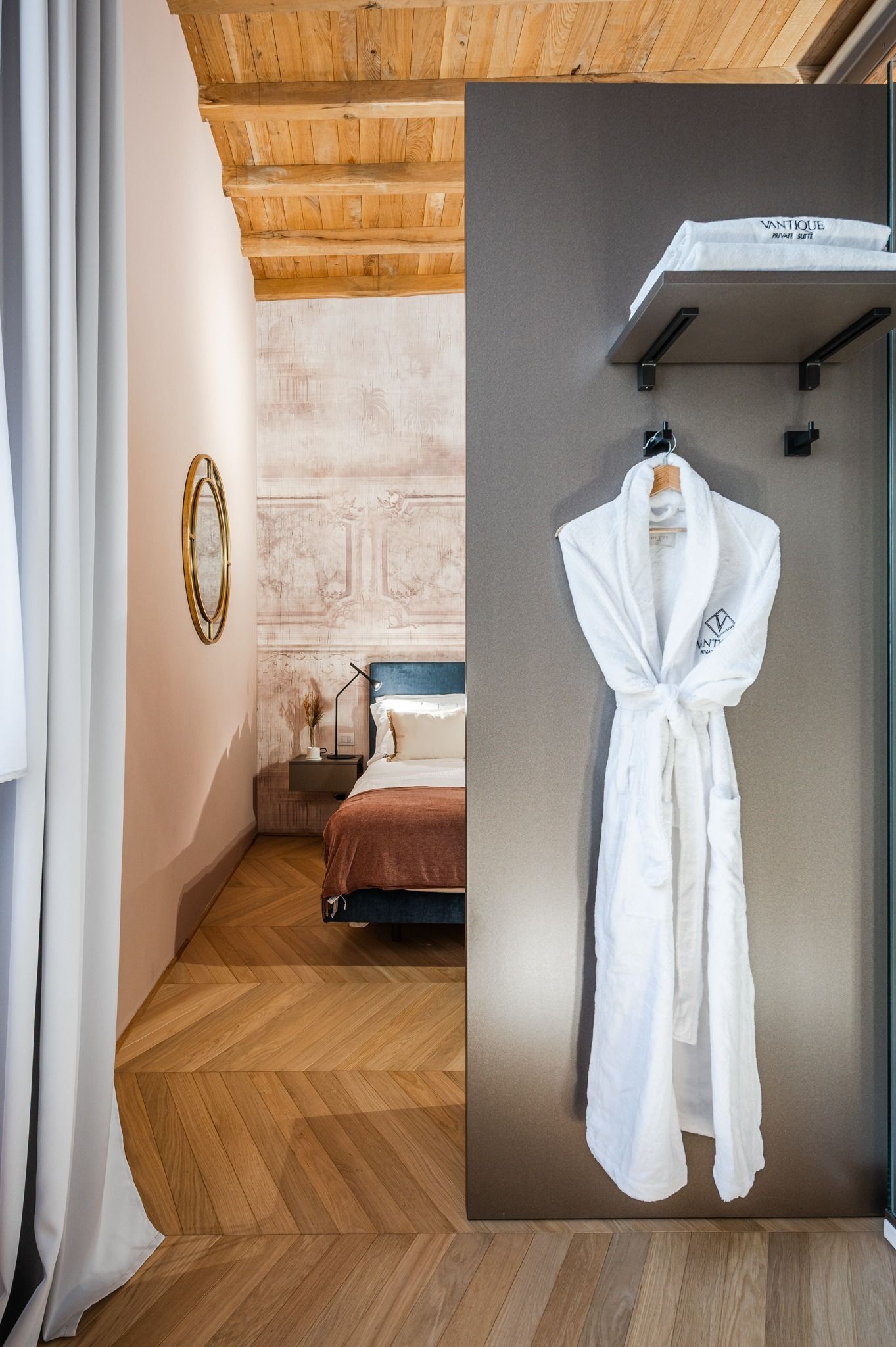 Accappatoio Vantique appeso accanto alla camera