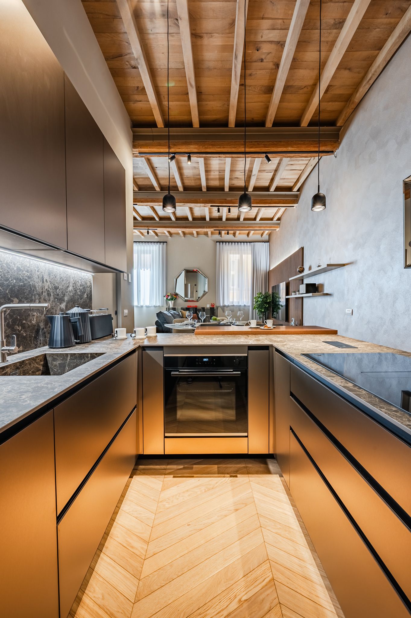 Corridoio della cucina verso il living, forno Bosch e parquet a spina di pesce