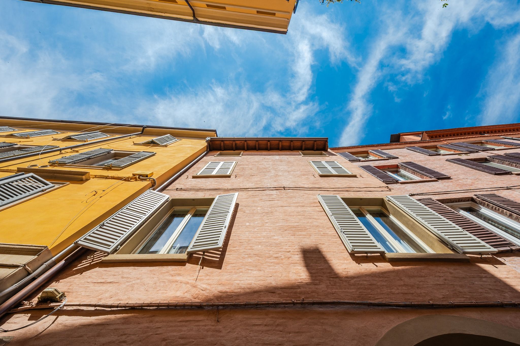 La facciata del palazzo vista dal basso, contro il cielo