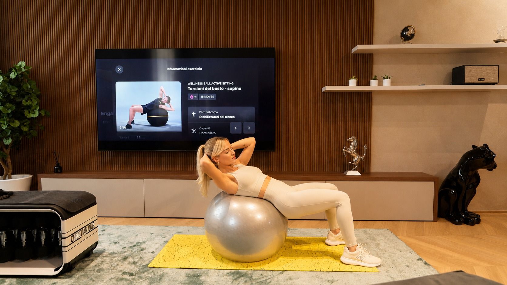 Allenamento con la fitball davanti allo schermo del living