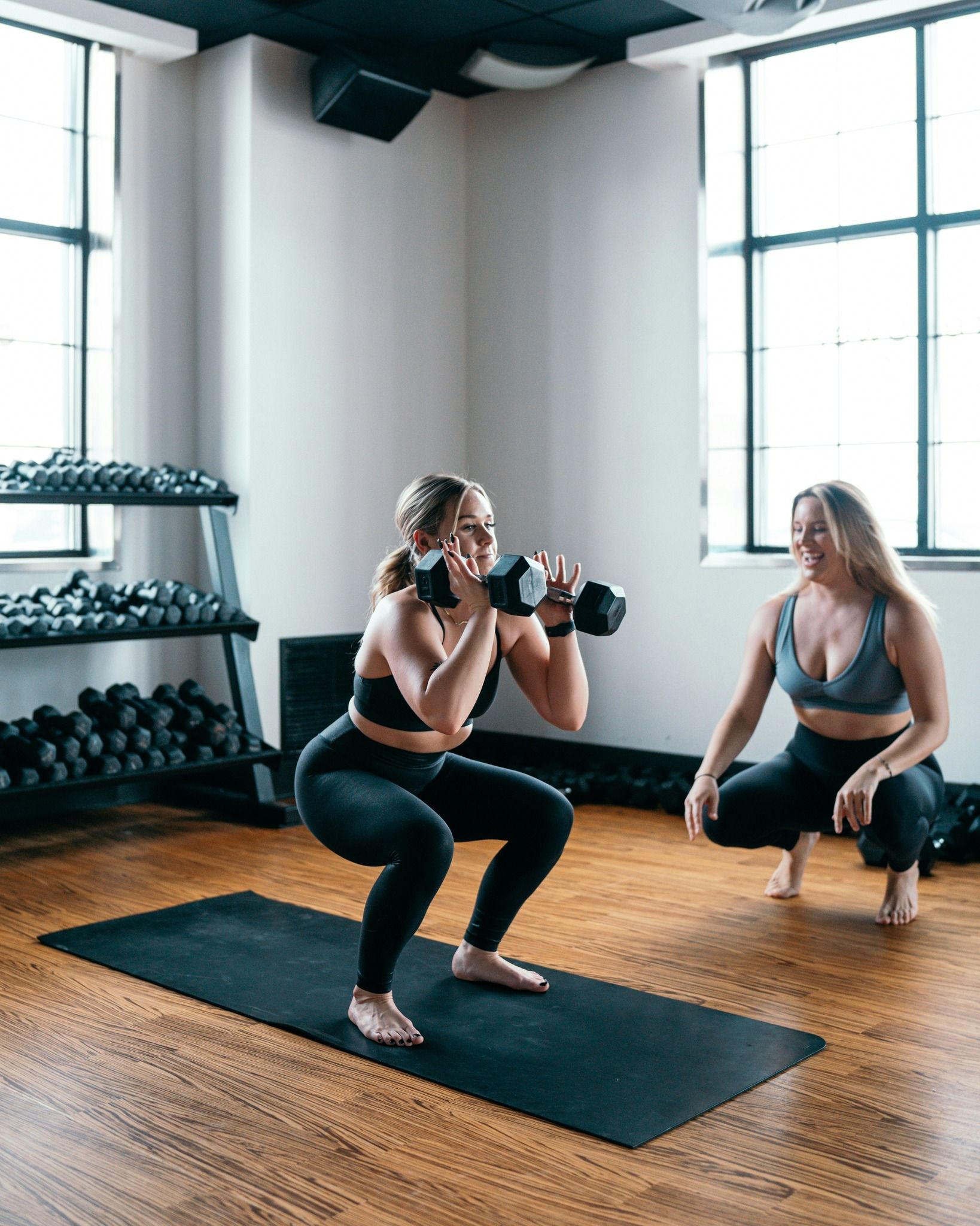 Sessione di allenamento con i manubri in sala